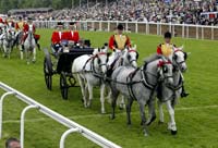 La Regina arriva ad Ascot per l'apertura 